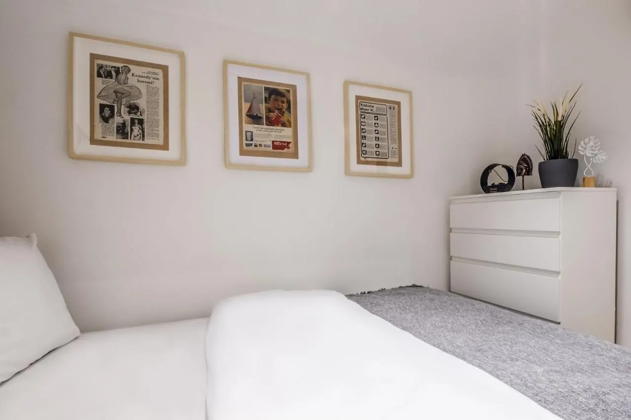 Lovely Flat With Terrace On Istiklal Street Estambul Apartamento