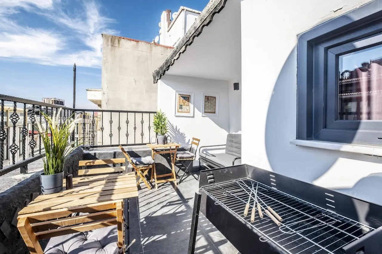 Lovely Flat With Terrace On Istiklal Street Estambul 0*,